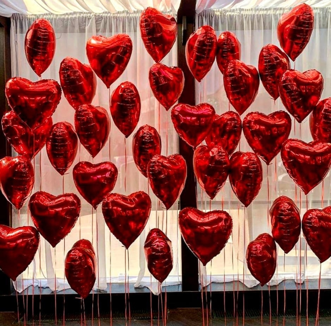 Kit Decorazioni a Tema San Valentino con Palloncini a Forma di Cuore Rosso  Metallizzato e Coriandoli - Idea Decorazione San Valentino per la Camera o  Casa