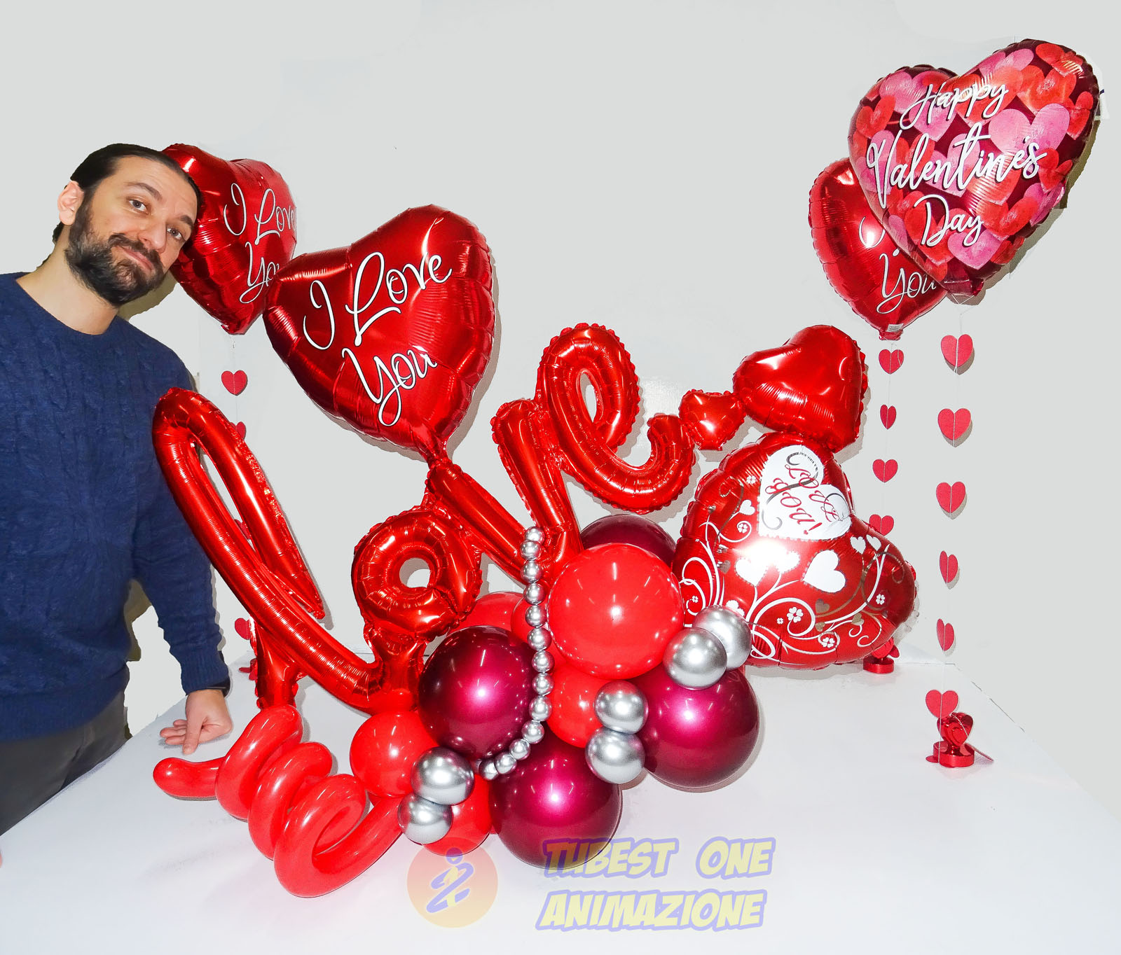 Composizione di palloncini San Valentino con scritta love e cuori I love you rossi