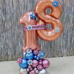 Composizione artistica di palloncini per 18 anni altamente decorata con fiori di palloncini modellabili