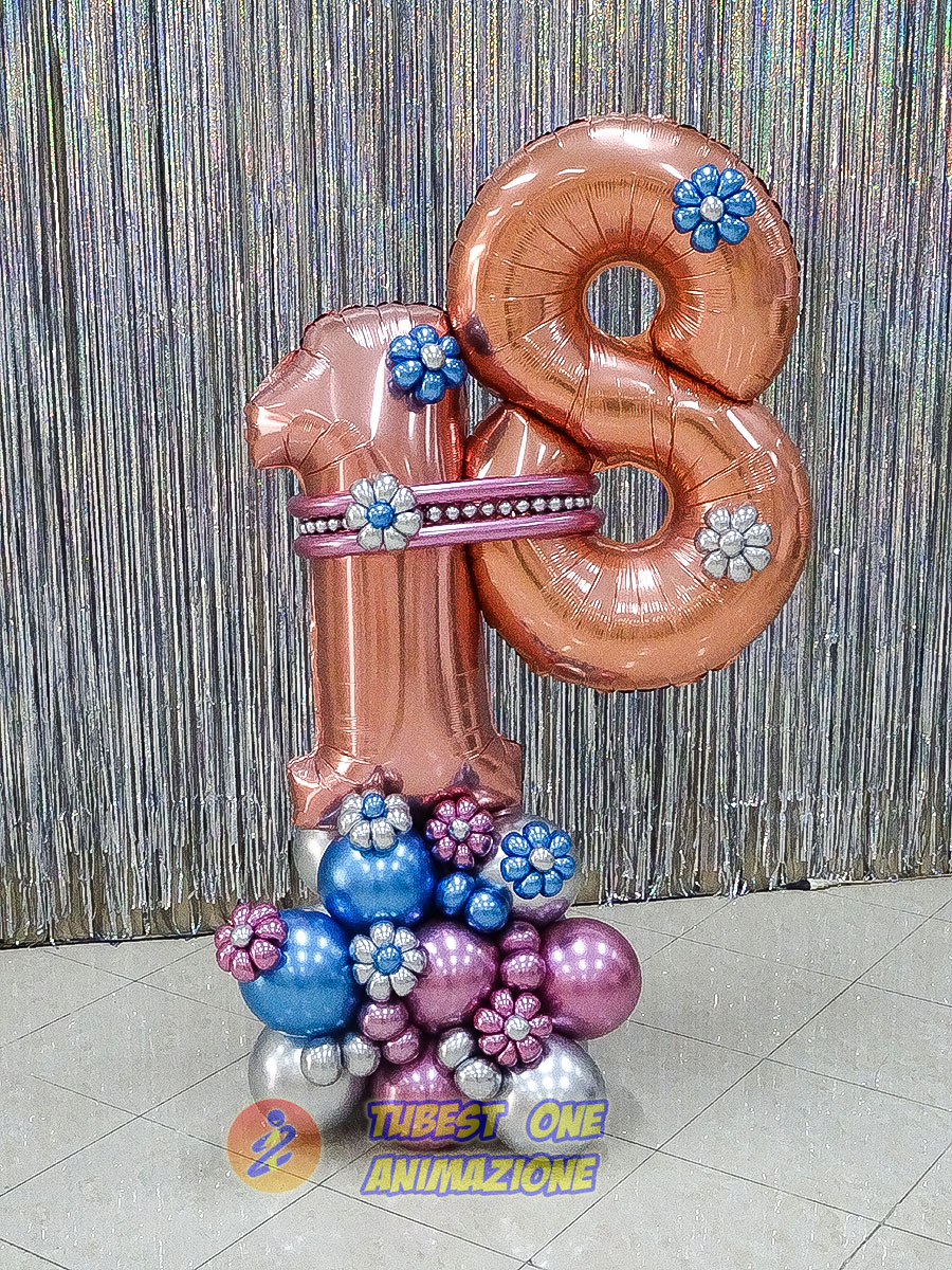 Composizione artistica di palloncini per 18 anni altamente decorata con fiori di palloncini modellabili