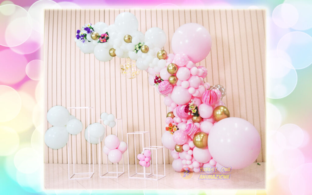 Semiarco di palloncini per feste 18 anni stile organic decorato con fiori finti