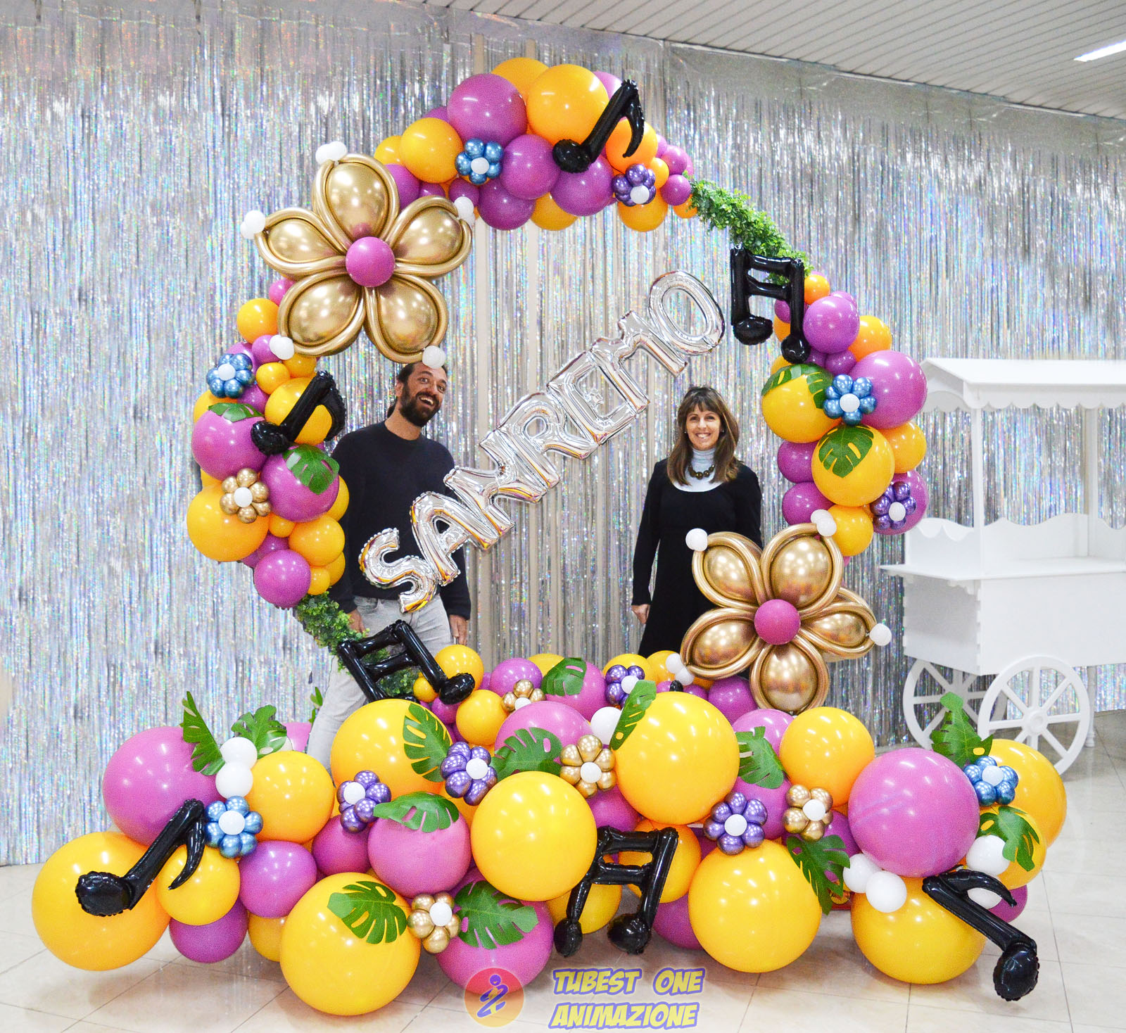 Cerchio di palloncini tema fiori con istruttori corso balloon art
