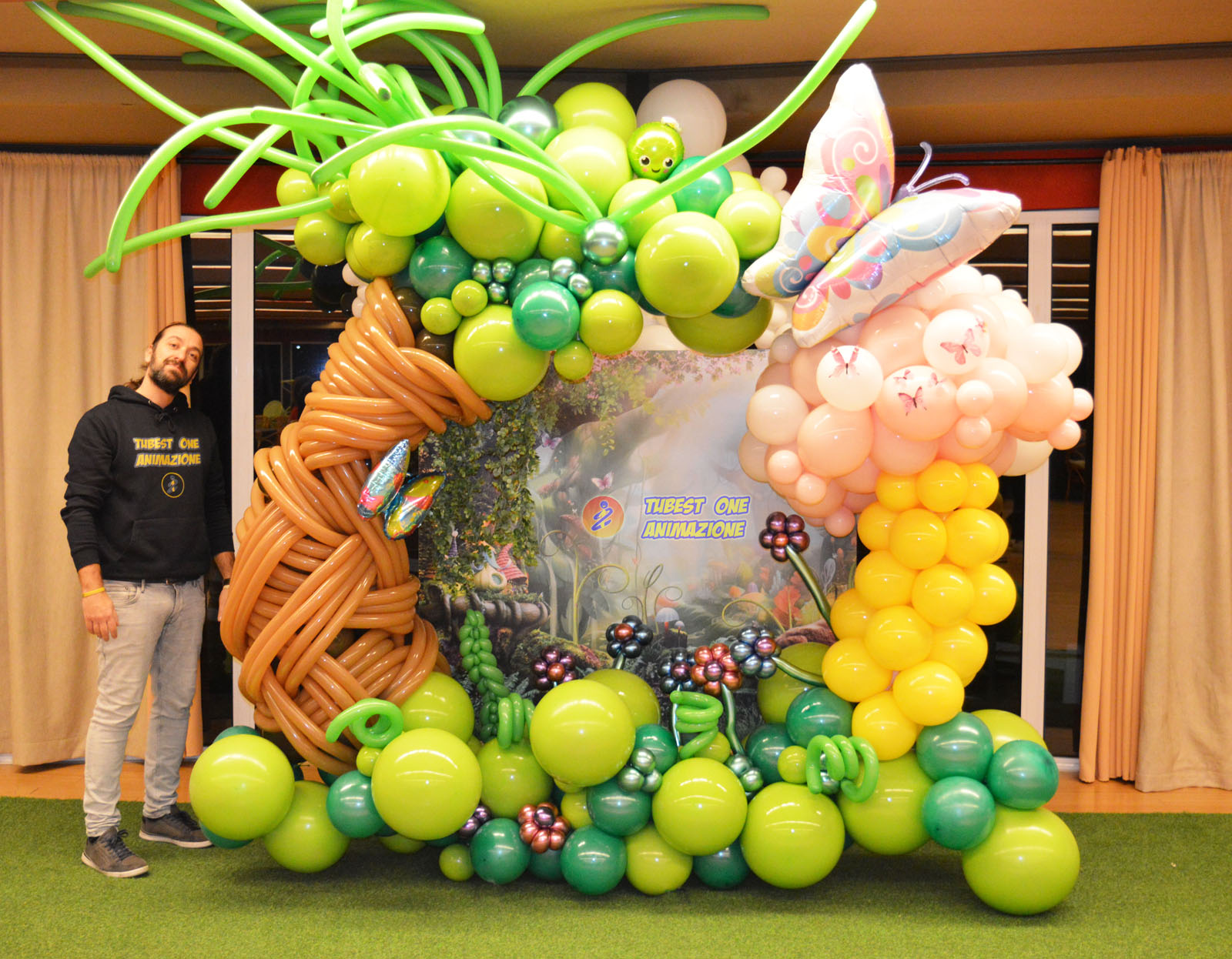 Composizione di palloncini a tema bosco incantato con insegnante del corso di balloon art