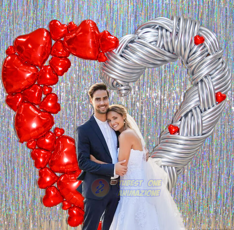 animazione matrimoni con cuore di palloncini modello artistico per foto con sposi e amici