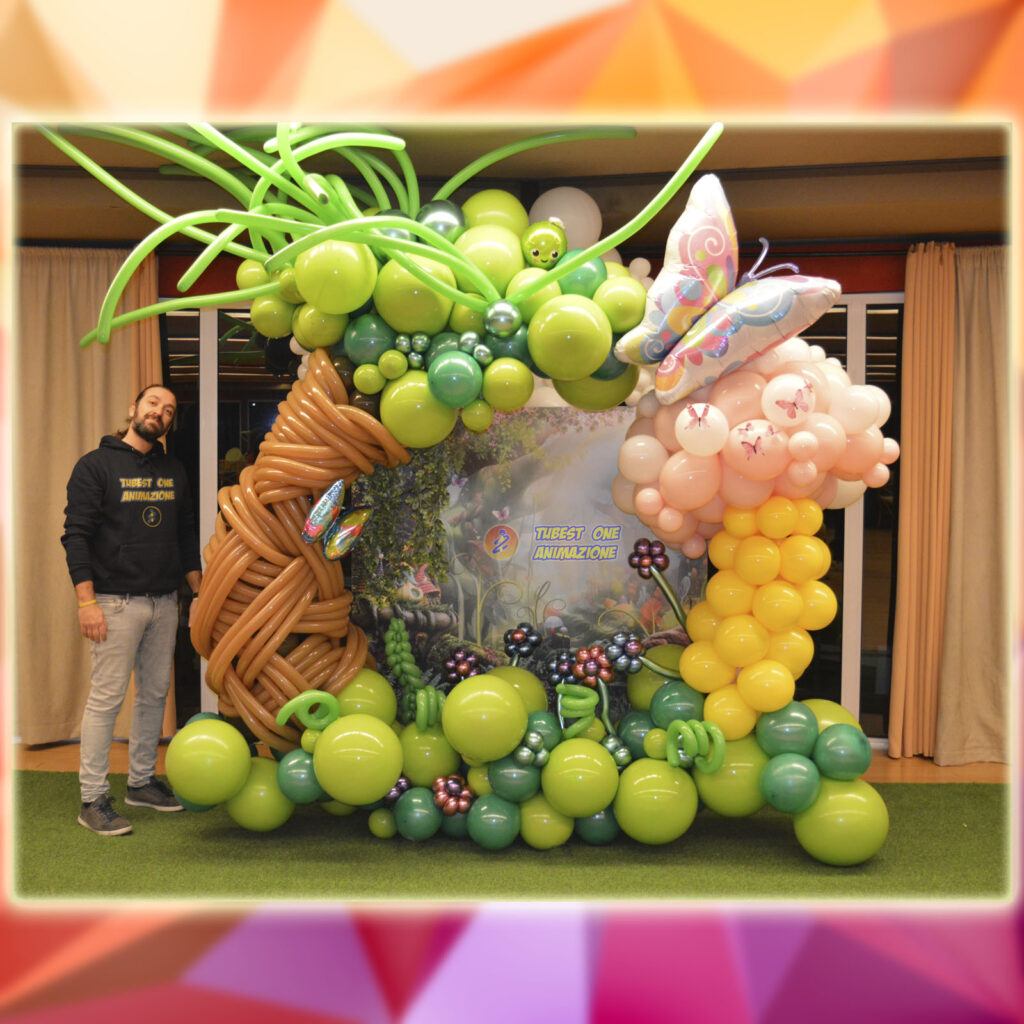 decorazione di palloncini a tema bosco incantato con albero di palloncini e fungo gigante