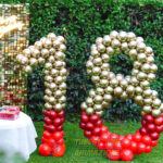decorazione per festa 18 anni con numero 18 di palloncini