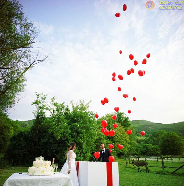 anmazione per matrimoni a Roma con palloncini a elio al momento della torta che escono da un pacco regalo gigante