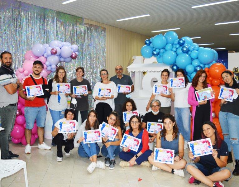 Corsisti del corso di balloon art con attestato di partecipazione