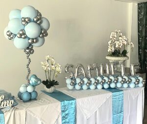 Decorazione con palloncini per battesimco con scritta del nome e piccola mongolfiera