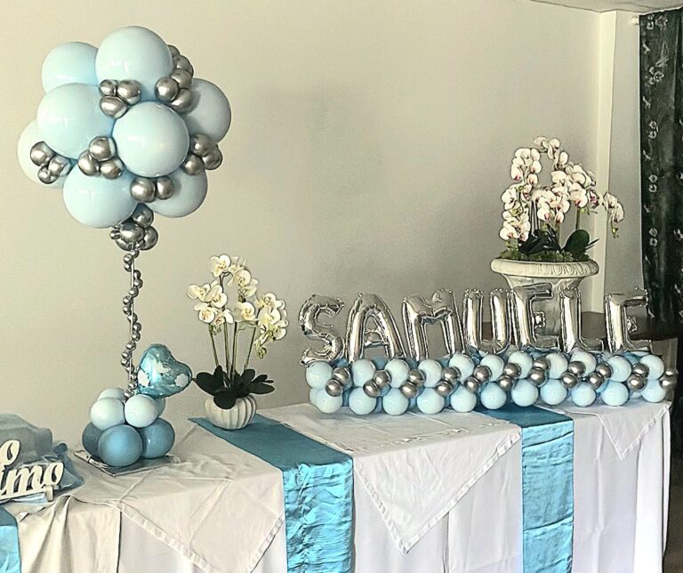 Decorazione con palloncini per battesimco con scritta del nome e piccola mongolfiera