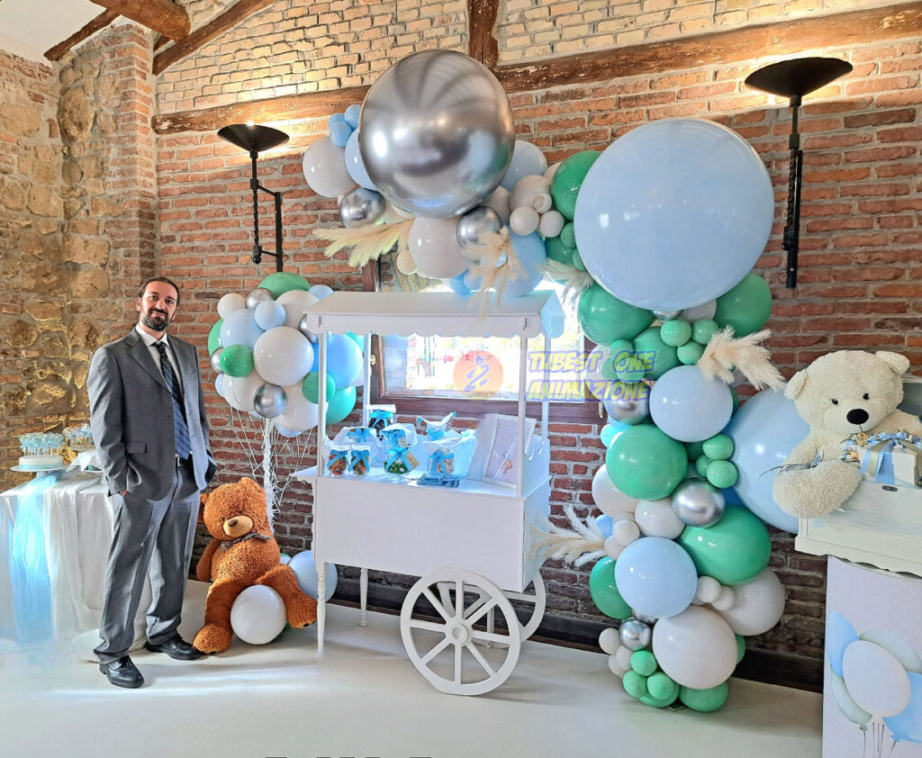 Decorazioni con palloncini per battesimo e nascita con carretto bianco