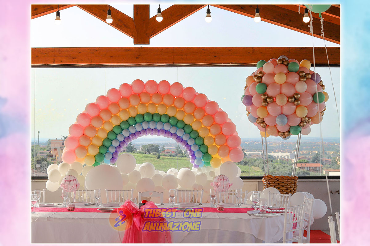decorazione con palloncini mongolfiera e arcobaleno per battesimo o nascita